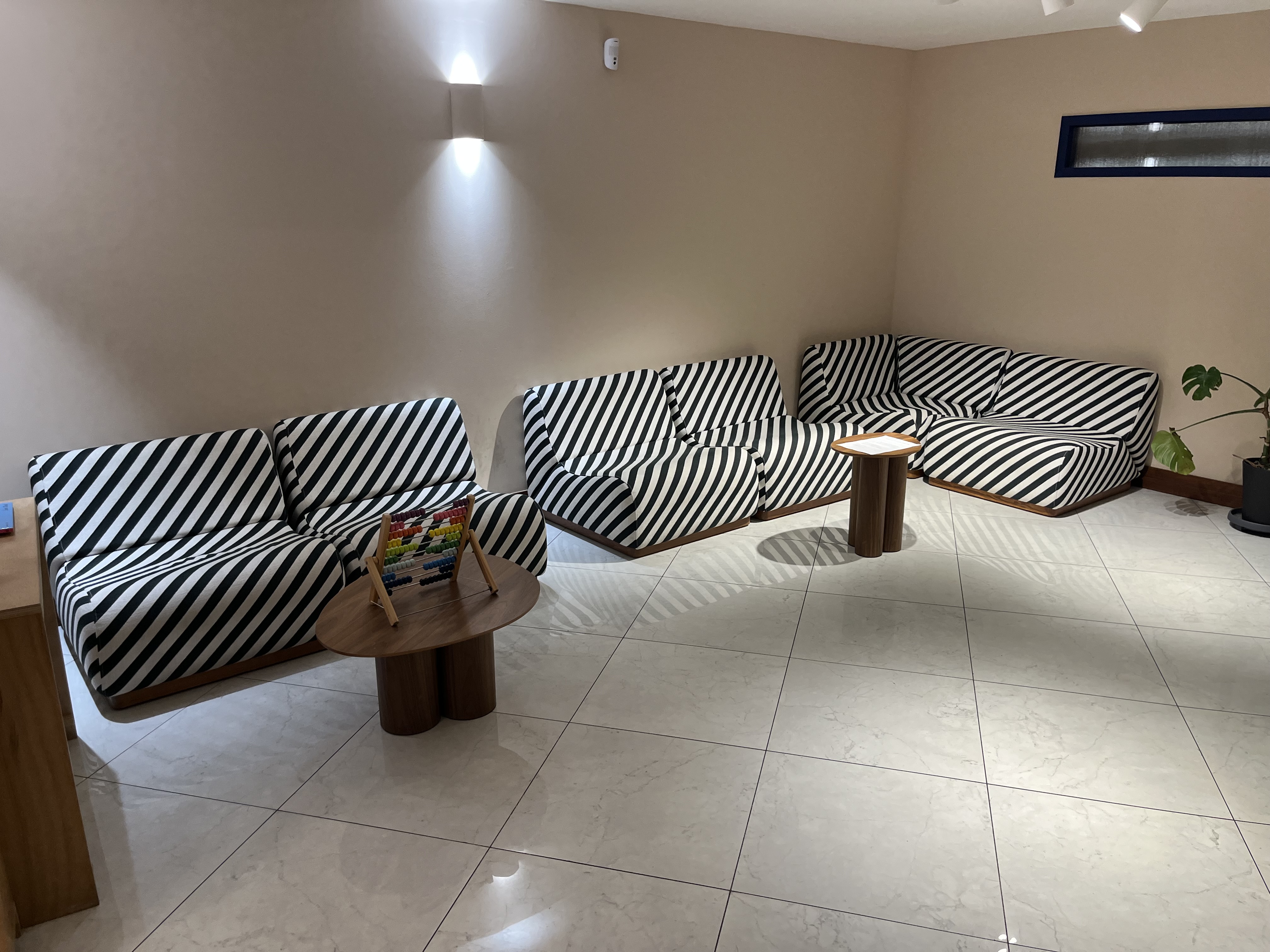 Salle d'attente du cabinet du Dr Thomas Robert — vue salon