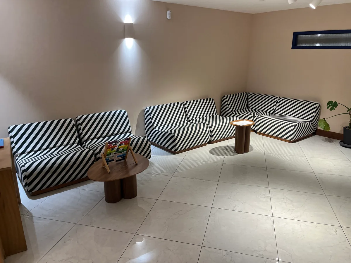 Salle d'attente du cabinet du Dr Thomas Robert — vue salon
